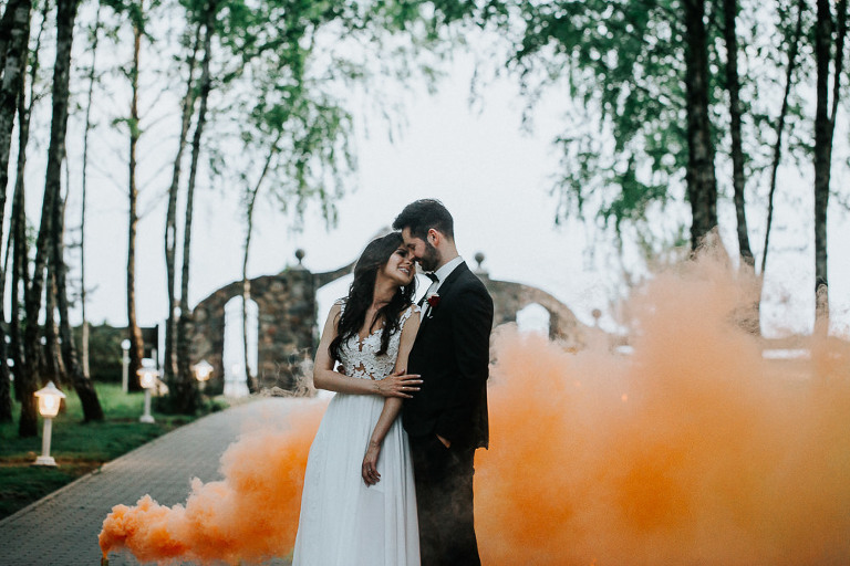 sesja z kolorowymi dymami w dworze zlotopolska dolina