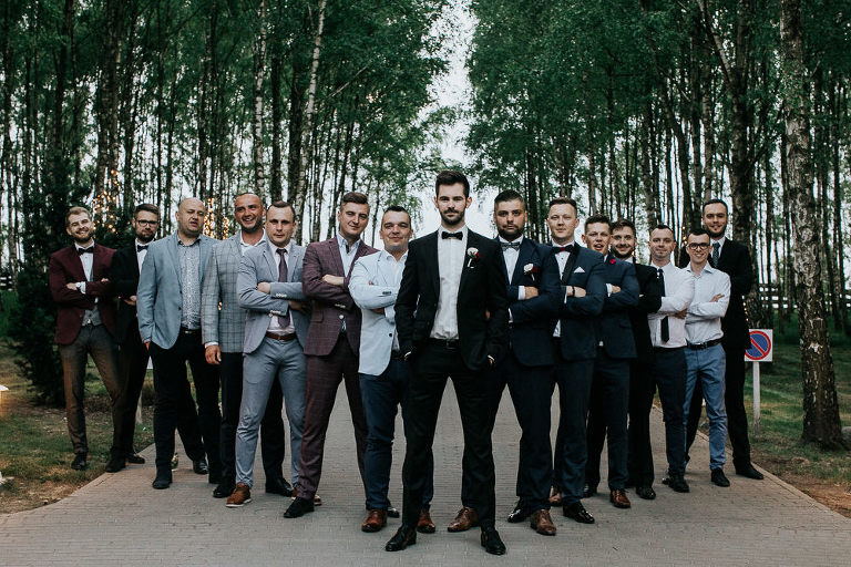 zdjęcie grupowe panów na weselu w dworze Złotopolska dolina
