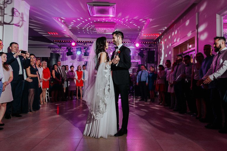 taniec rozpoczynający wesele na parkiecie 