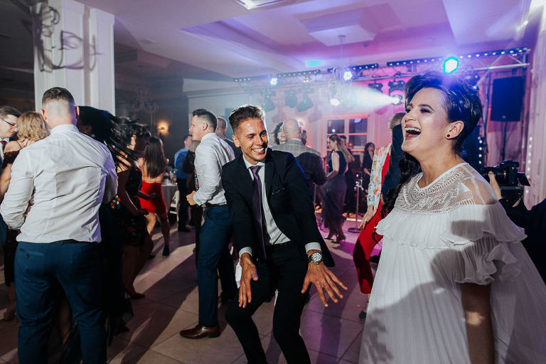 zabawa weselna tańcząca para na parkiecie 