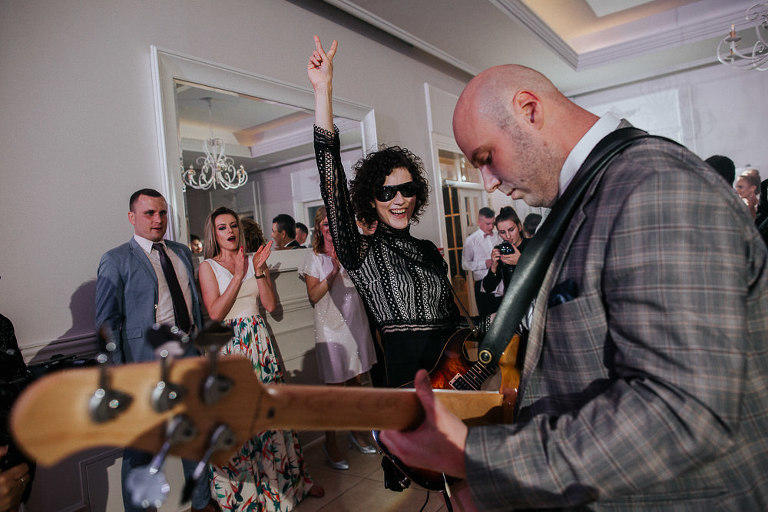 gitarzysta na weselu gra dla gości na parkiecie