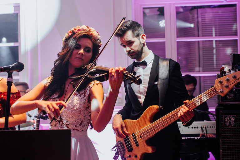 para młoda gra skrzypcach i basie na własnym weselu w Złotopolskiej dolinie