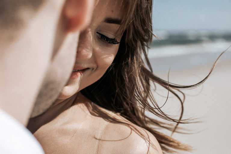 pani młoda nad morzem podczas sesji 