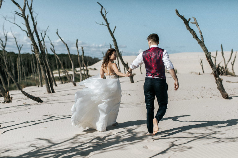 plener ślubny para idzie przez martwy las