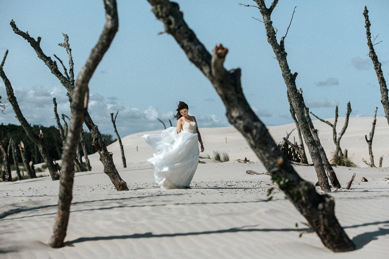 portret Pany młodej nad morzem wśród martwego lasu