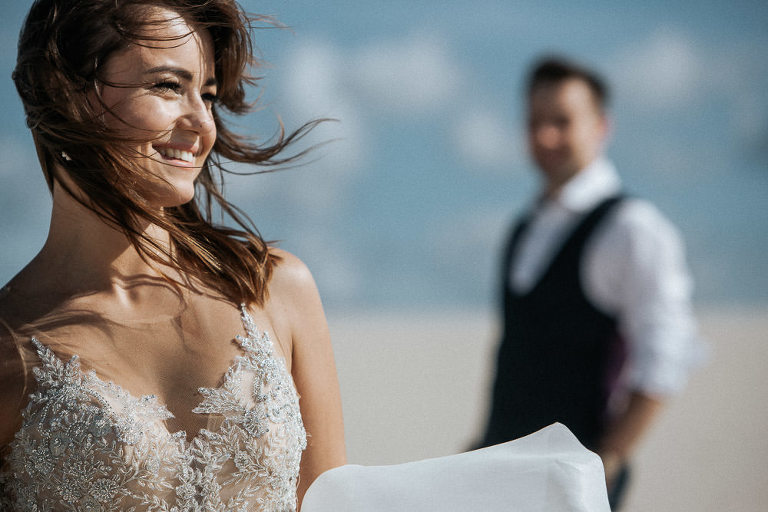 fotografia ślubna wykonana nad morzem Pani młodej 