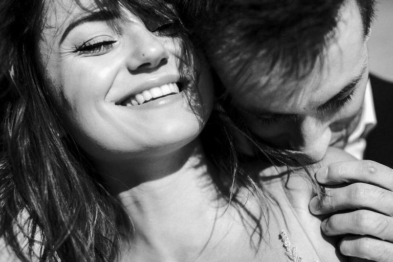 czarno biały portret pady młodej nad morzem 