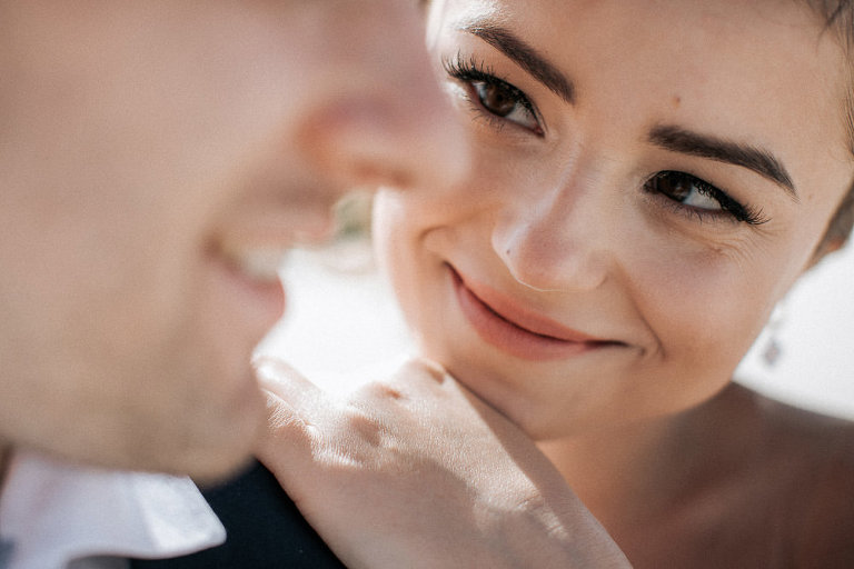 portret Pani młodej podczas sesji nad morzem