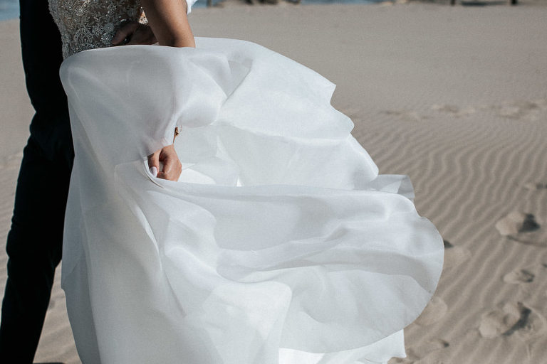 suknia ślubna podczas sesji nad morzem 