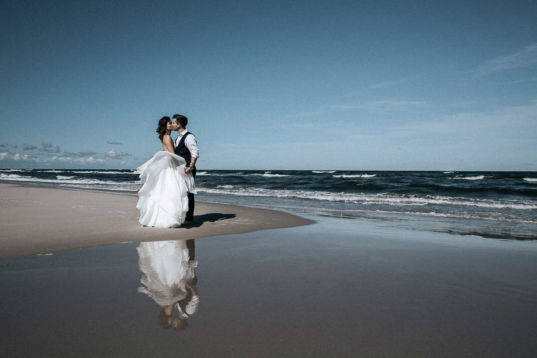 nowożeńcy podczas pleneru ślubnego nad morzem 