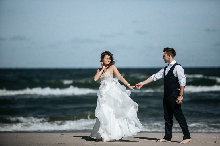 spacerująca para podczas sesji nad morzem w Łebie