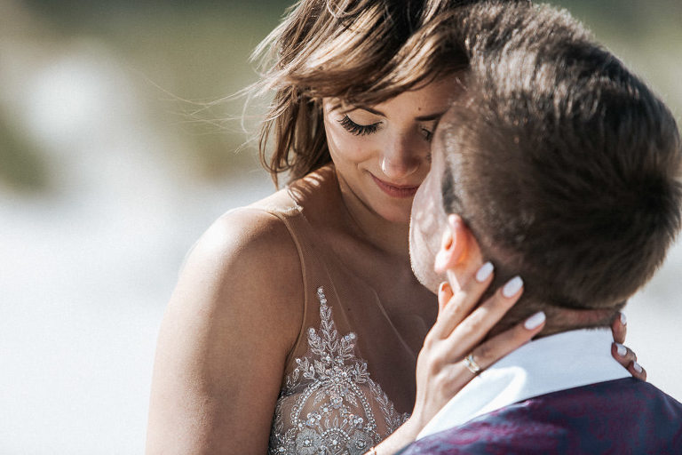 przytuleni Państwo młodzi podczas sesji 