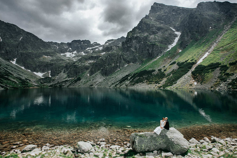 sesja nad jeziorem w gorach 