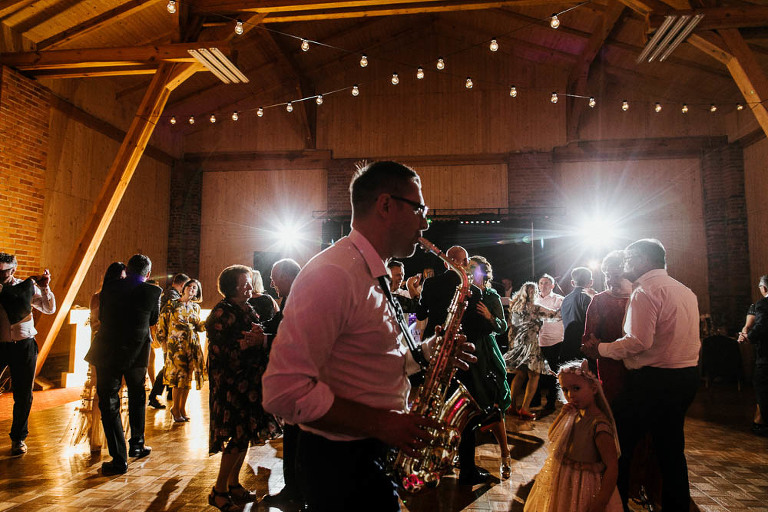 saksofonista na wesele