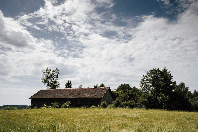stodoła nowe kawkowo położona wśród pól 