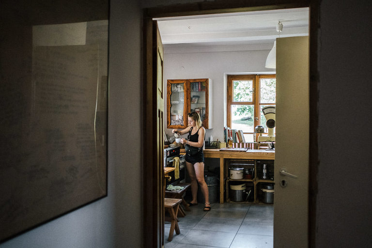 dziewczyna robi kawę