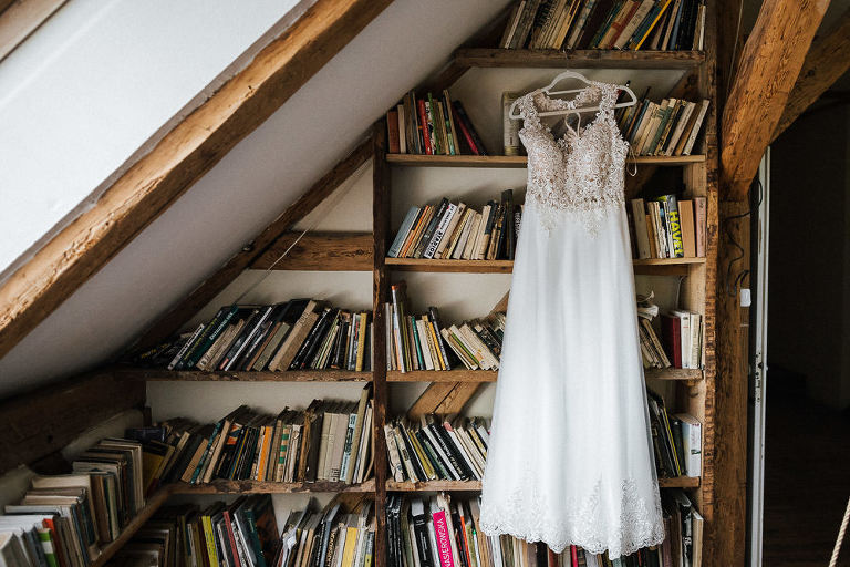 boho suknia ślubna wisząca na wieszaku