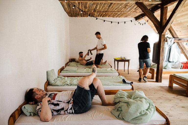 męskie przygotowania do wesela w stodole