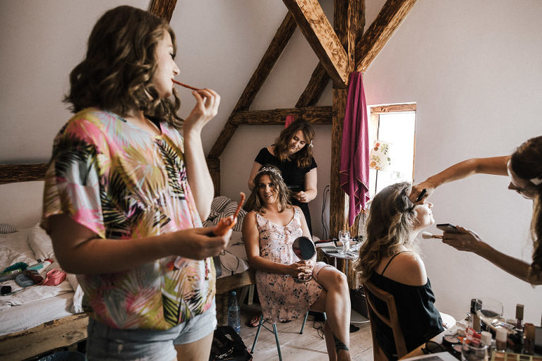 make-up do ślubu w stodole