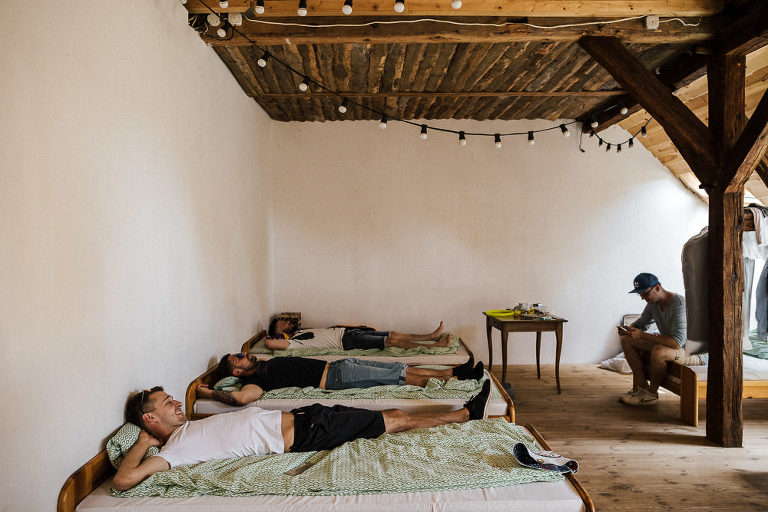 chwila relaksu przed ślubem w stodole