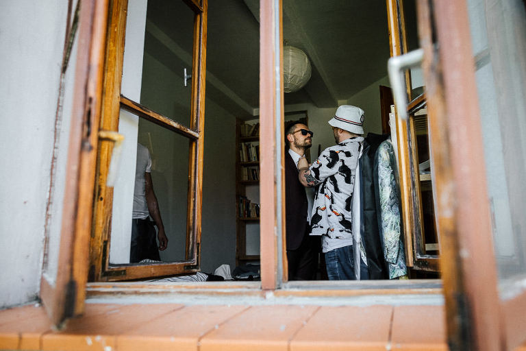 męskie przygotowania do wesela wiązanie krawata 