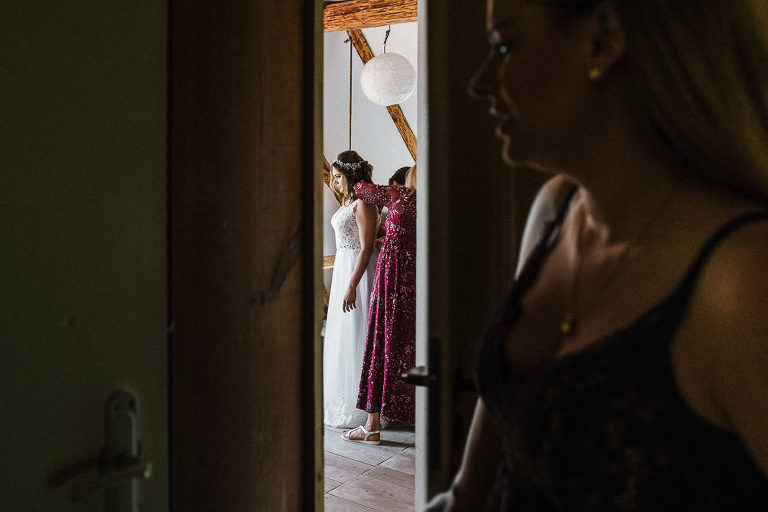 ubieranie sukni boho przed weselem w stodole