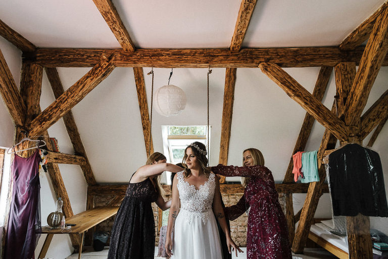 ubieranie przed weselem w stodole kawkowo