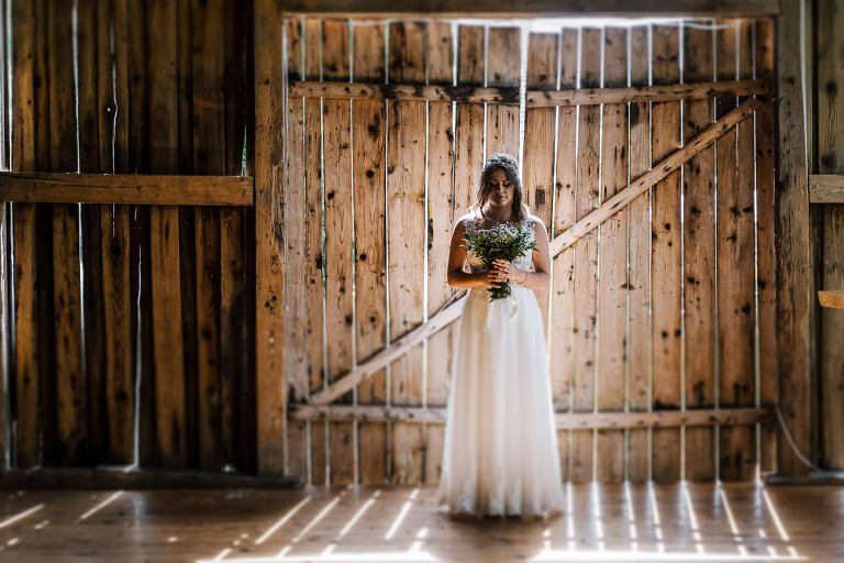 pana młoda podczas sesji w stodole kawkowo