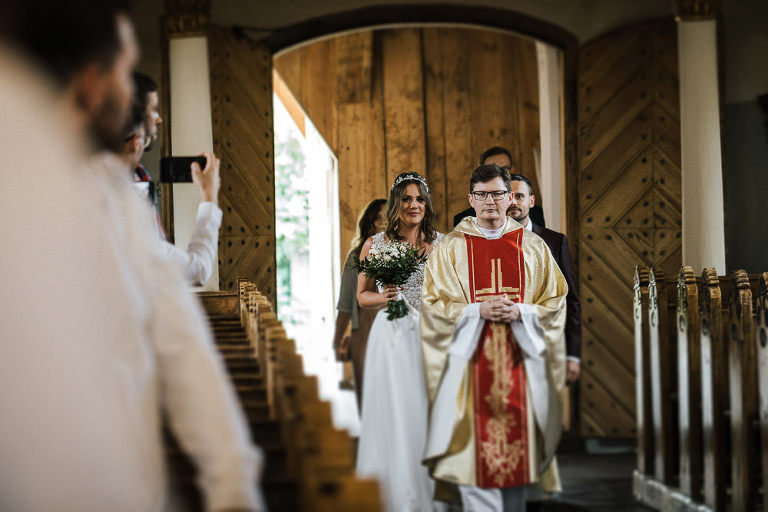 wejście pary młodej do kościoła 