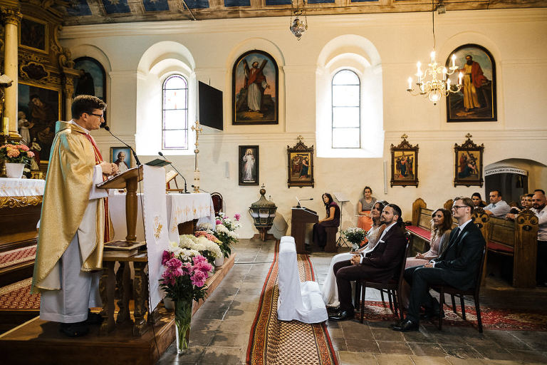 ślub w małym kościółku