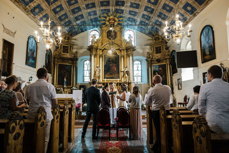 ślub w kościele drewnianym