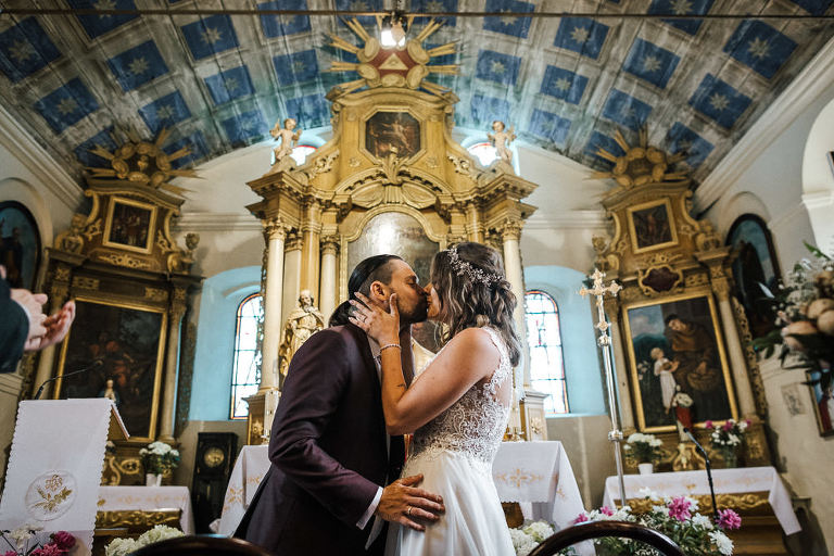 pocałunek w kościele