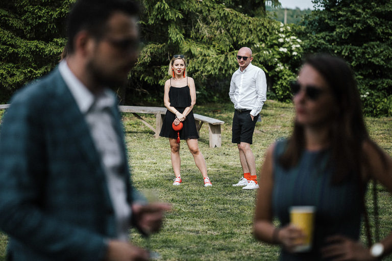 krótkie spodenki na weselu 