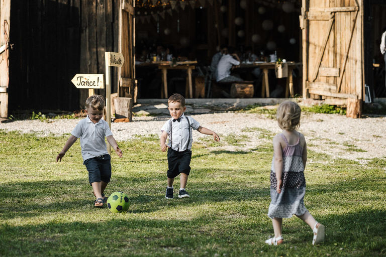 dzieci na weselu grające w piłkę 