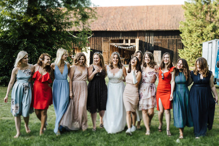 zdjecie grupowe na ślubie 