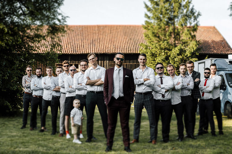 męskie zdjecie grupowe na ślubie