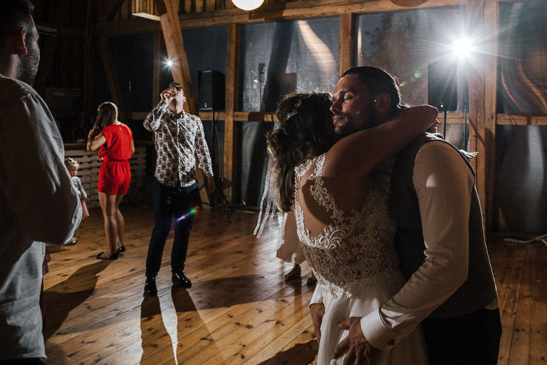 taniec w stodole pary młodej