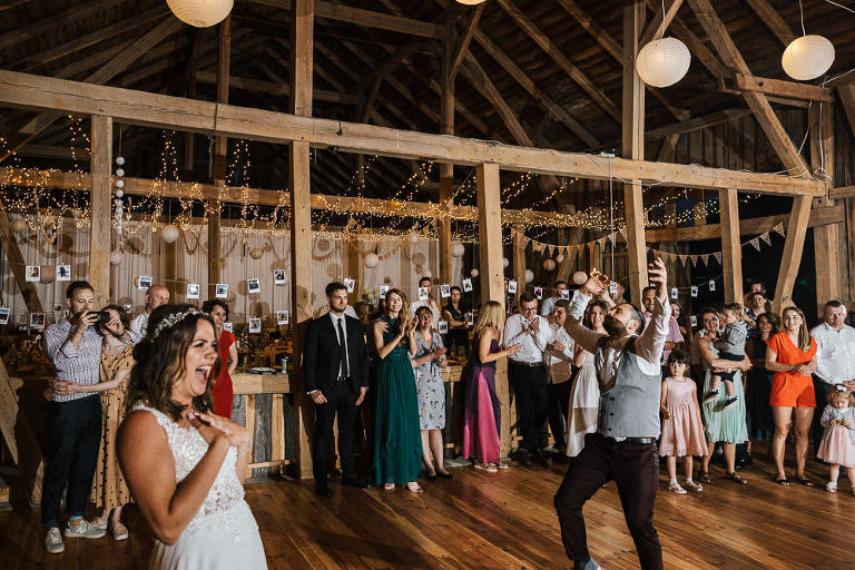taniec pary młodej na weselu w stodole