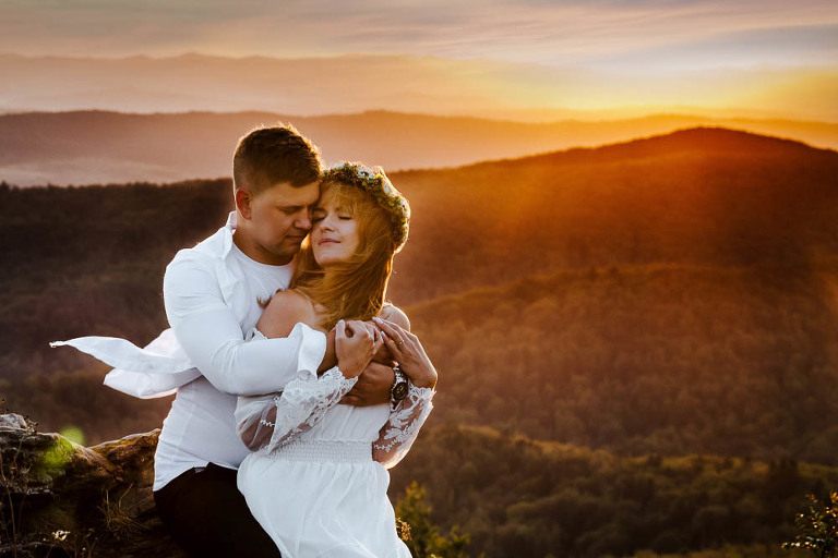 sesja zdjęciowa w Bieszczadach przytulonej pary na tle wschodzącego słońca