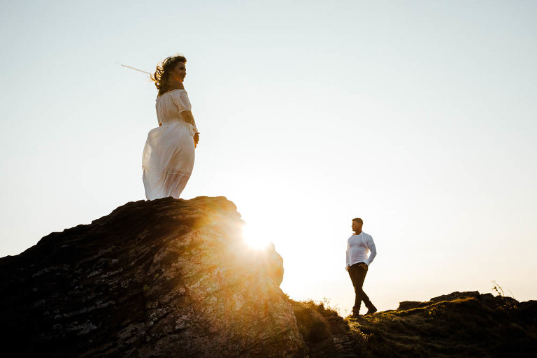 zdjecia spacerującej pary na tle słońca wykonane podczas sesji zdjęciowej w Bieszczadach 