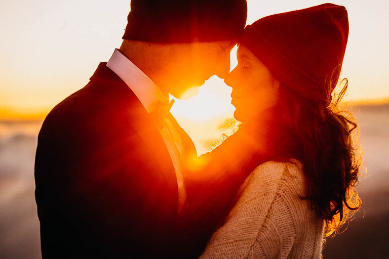 portret zakochanych na tle zachodzącego słońca w Bieszczadach 