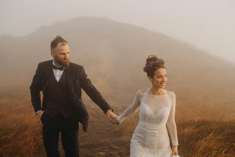 ślubny portret w Bieszczadach w trakcie mgły