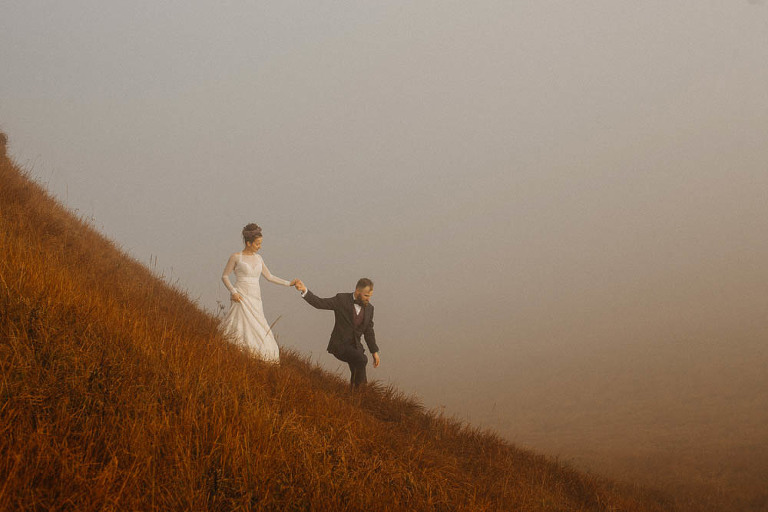 schodząca para w trakcie sesji plenerowej z góry w Bieszczadach 