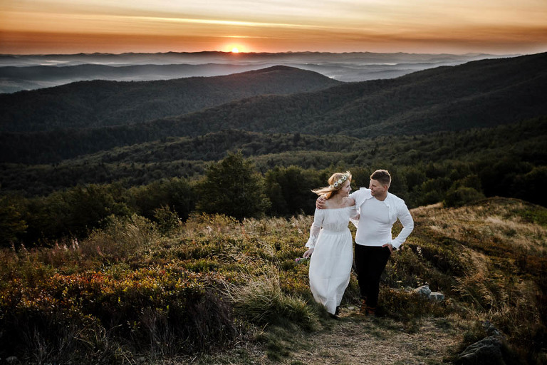 sesja plenerowa w Bieszczadach o wschodzie słońca 