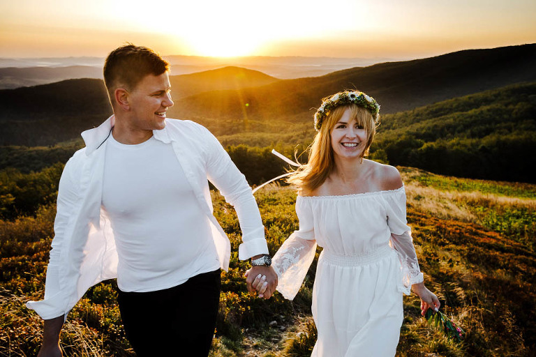 para zakochanych podczas sesji plenerowej w Bieszczadach o wschodzie słońca na szczycie Bukowe Berdo