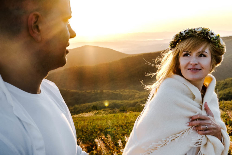 narzeczeni podczas sesji plenerowej w Bieszczadach o wschodzie słońca 