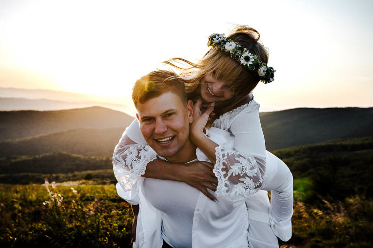 uśmiechnięta para zakochanych w trakcie sesji zdjęciowej w Bieszczadach 