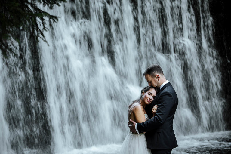 para ślubna pozująca na tle wodospadu w Bieszczadach 