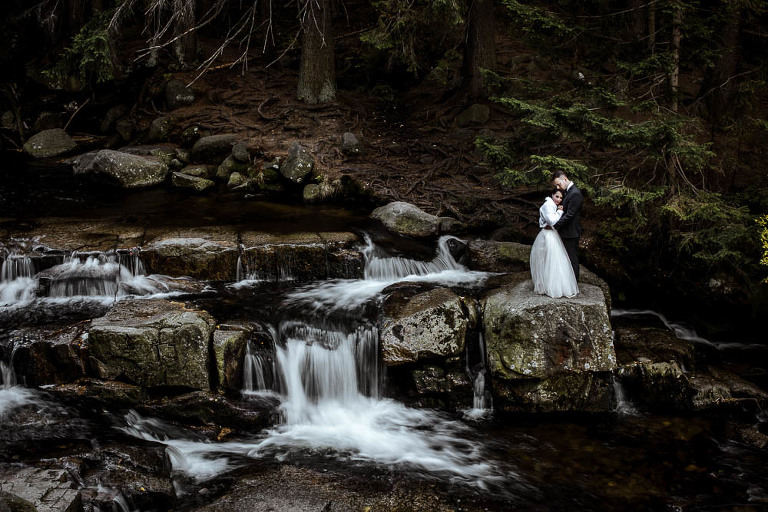 para ślubna stojąca na skałkach w trakcie sesji plenerowej w Bieszczadach