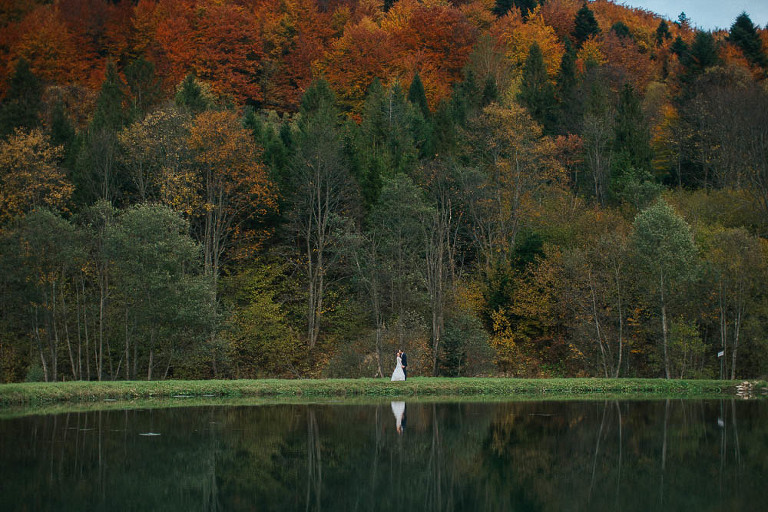 para ślubna podczas jesiennej sesji plenerowej w Bieszczadach